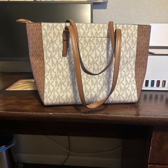 Michale kors Bag. - Picture 1 of 1